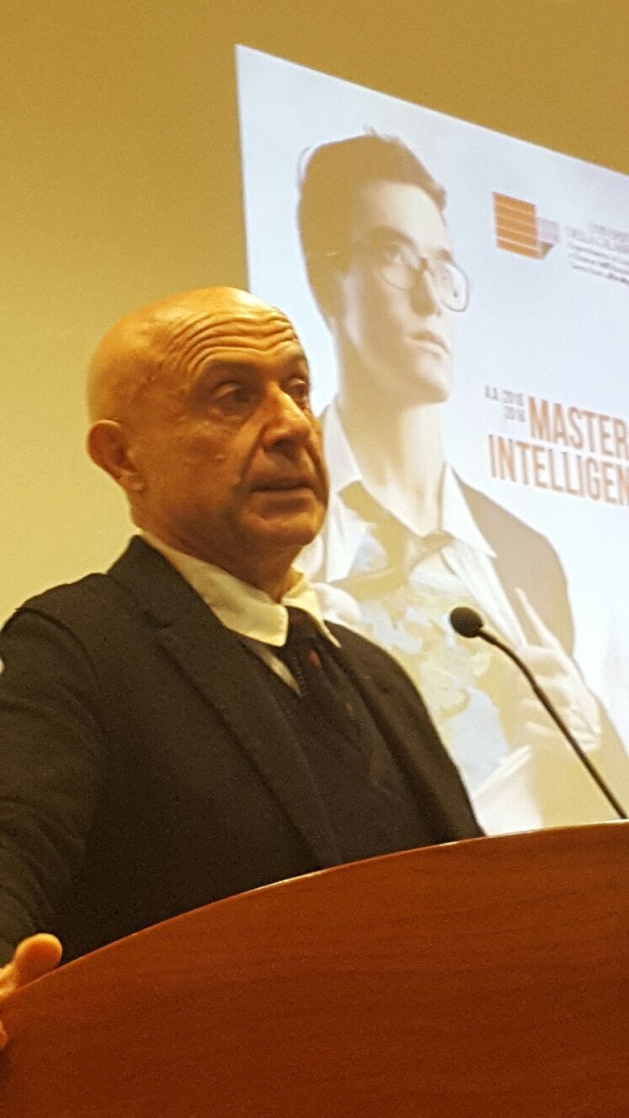 Marco Minniti che inaugura nell'Aula Magna dell'Università della Calabria l'edizione dell'anno scorso del Master in Intelligence.