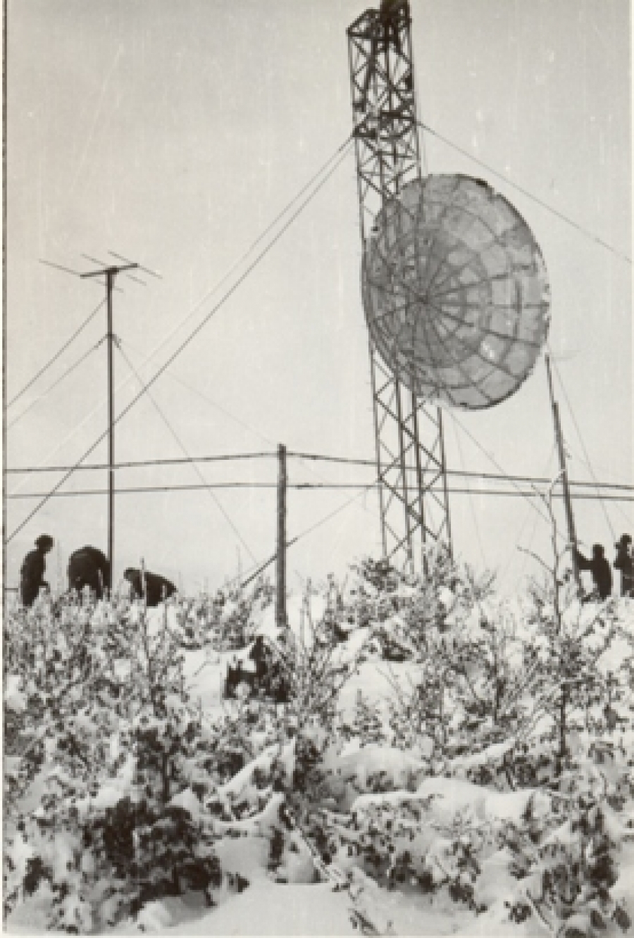 Futura base IMMZ di Monte Mancuso (CZ): sotto la neve si issa il paraboloide sperimentale per la prova della tratta con Cefalonia: 1960.