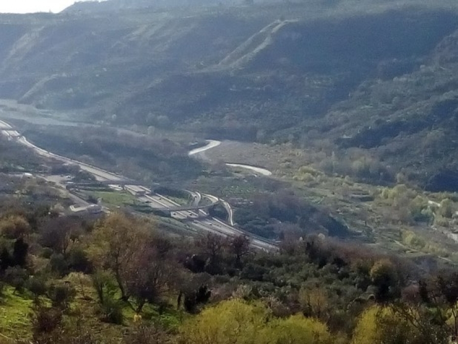 Imbocca contromano l’A2, anziano travolto da un camion