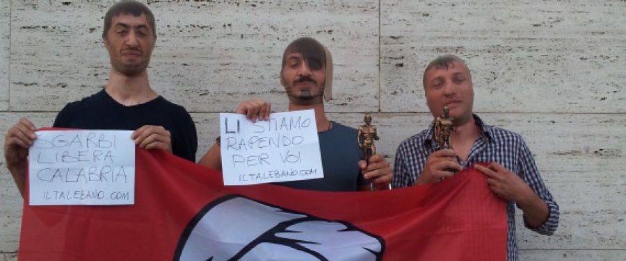 Bronzi di Riace, attivisti calabresi e lombardi a Reggio inscenano il rapimento e funerale simbolico delle statue