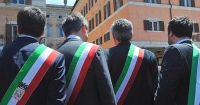 SESSANTA SINDACI INFURIATI PROTESTANO: 'ABBASSATE LA TASSA SUI RIFIUTI'